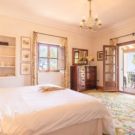 Mozart With 6 Bedrooms In Villa