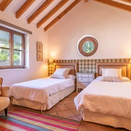 Mozart With 6 Bedrooms In Villa Marbella