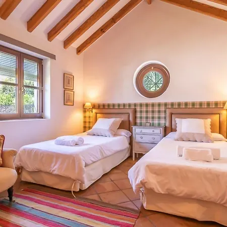 Mozart With 6 Bedrooms In Villa Marbella